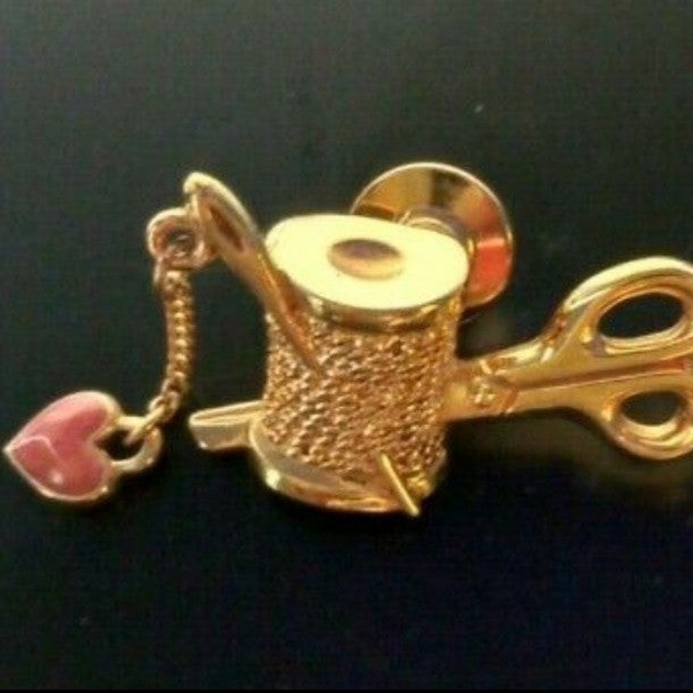 Vintage AVON gold tone fashion pin
